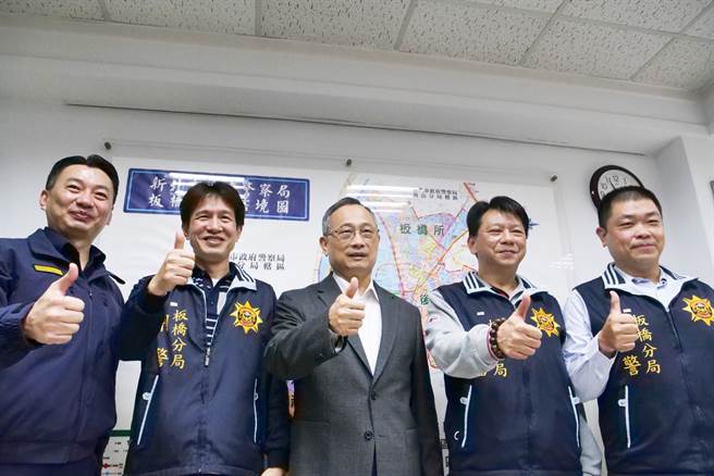 面对恶徒开枪勇警猛扑制伏，署长陈家钦慰勉颁破案奖金。(警方提供)