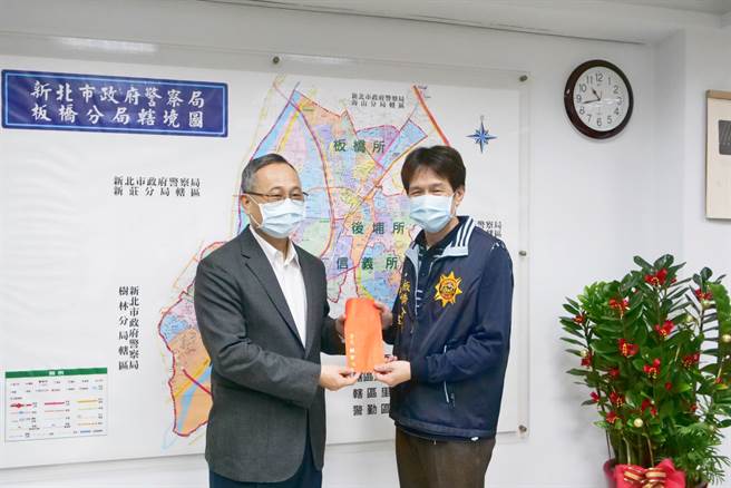面对恶徒开枪勇警猛扑制伏，署长陈家钦慰勉颁破案奖金。(警方提供)