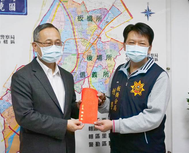 面对恶徒开枪勇警猛扑制伏，署长陈家钦慰勉颁破案奖金。(警方提供)