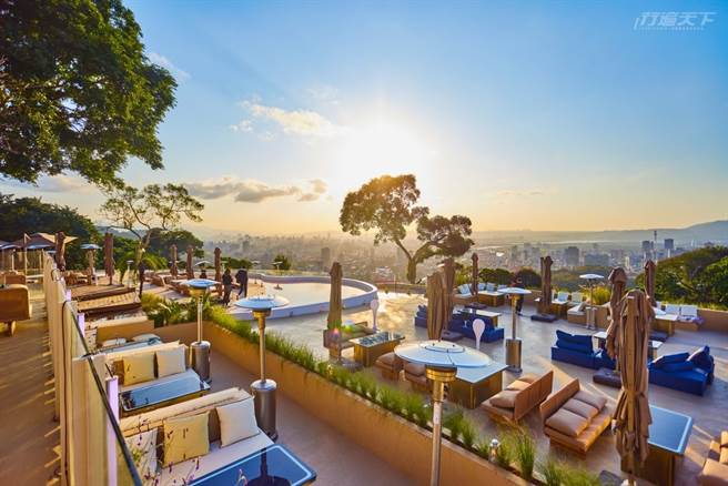 户外沙发区配上双北山河美景，绝对会让人着迷。(图／行遍天下提供)