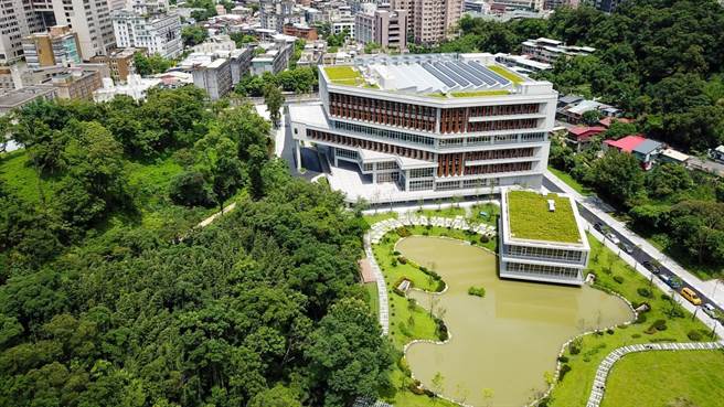 主建物一旁還有一棟「湖濱悅讀小屋」。（圖/政大圖書館網站）