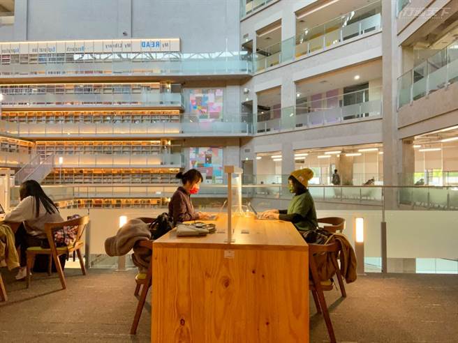 非校內人士也能申請借書證，且因應疫情，入館請全程配戴口罩。(圖／行遍天下提供)