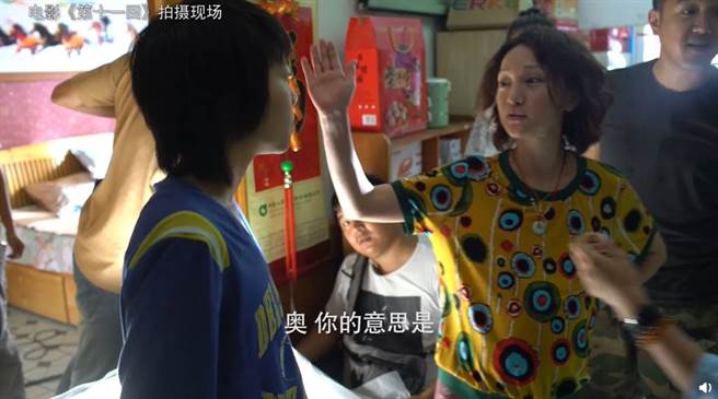 周迅和窦靖童讨论如何拍赏巴掌戏。（图／取材自新浪电影微博）