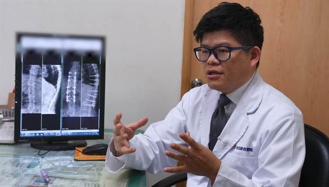 光田综合医院骨科医师许芳伟表示，雷纳生脊椎机械手臂不仅能降低钢钉伤到神经的风险，也大幅缩短手术时间。（陈淑娥摄）