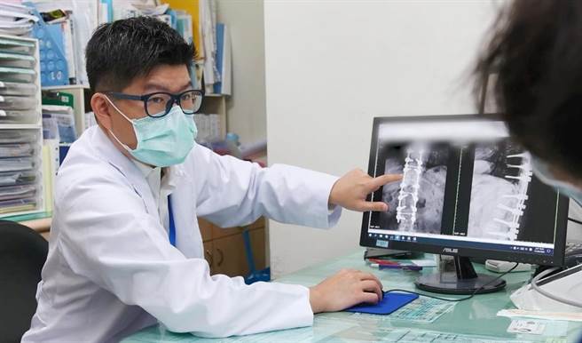 光田综合医院骨科医师许芳伟为患者进行雷纳生脊椎机械手臂手术，辅助植入骨钉稳固脊椎，术后隔日疼痛立即缓解。（光田综合医院提供／陈淑娥台中传真）