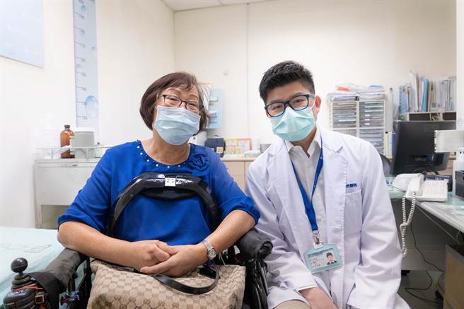 患者纪女士(左)感谢光田综合医院骨科医师许芳伟(右)，经雷纳生手术后让她不再受疼痛之苦。（光田综合医院提供／陈淑娥台中传真）