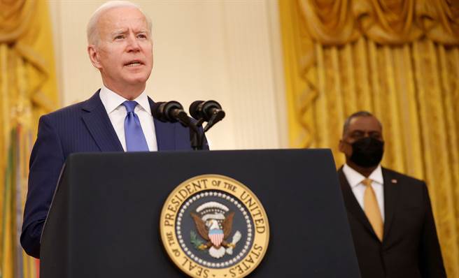 虽然防长奥斯汀（Lloyd Austin）8日就站在美国总统拜登身边，但拜登却怎么也想不起他的名字。（路透）