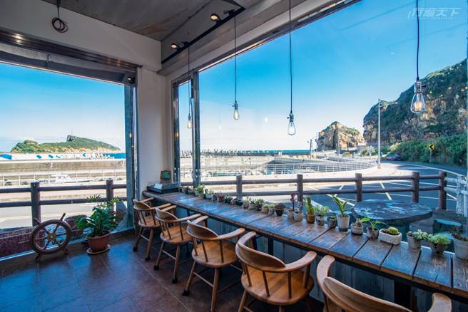 一粒沙咖啡館的海景窗台，看出去就是東澳漁港。(圖／行遍天下提供)