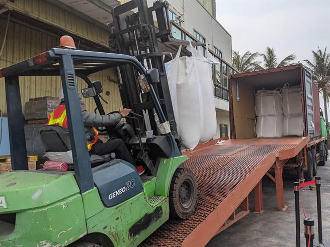 台湾优质好米连续2年外销日本，总销量突破4000公吨，今天在下营区弘昌碾米厂举行封柜启运仪式，见证佳绩。（庄曜聪摄）