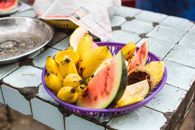 一名女网友表示，忘了闺密不能吃丧家的食物，因此分享她祭拜阿嬷的水果，不料却害得对方猛拉肚子。（图／示意图，达志影像）