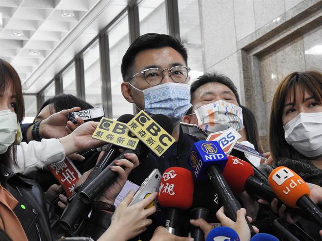 國民黨主席江啟臣上午赴中選會遞交雙公投連署書後，接受媒體採訪。（趙婉淳攝）