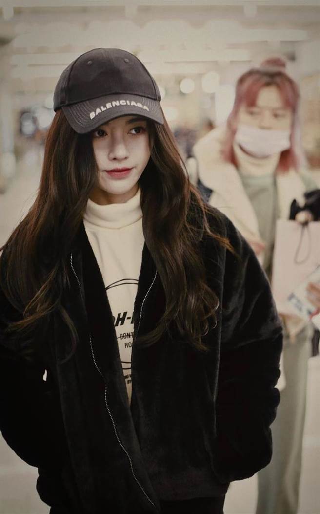 鞠婧祎的鼻梁被网友发现有点怪异。(图/翻摄自微博)