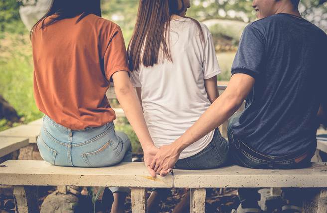 一名男子劈腿女友闺密们，却说自己能接受每个女生的一切，自称暖男。(达志影像/shutterstock提供)