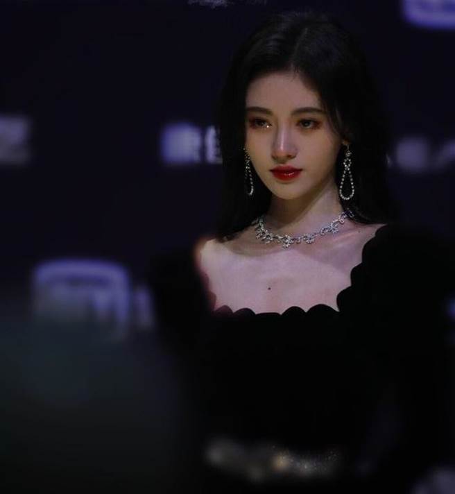 鞠婧祎多次被质疑有整鼻子。(图/翻摄自微博)