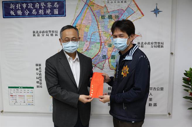 警政署長陳家欽表揚板橋分局小隊長王偉華。（板橋分局提供）