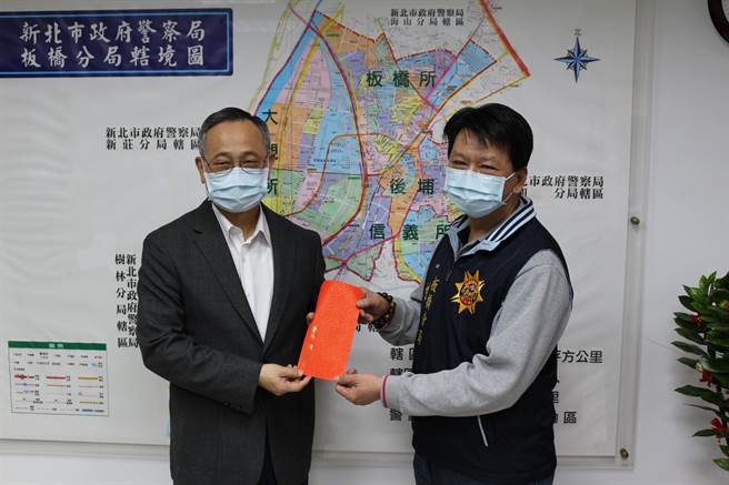 警政署長陳家欽表揚板橋分局小隊長陳俊傑。（板橋分局提供）