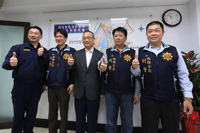 警政署長陳家欽表揚板橋分局有功人員並致贈加菜金。（板橋分局提供）