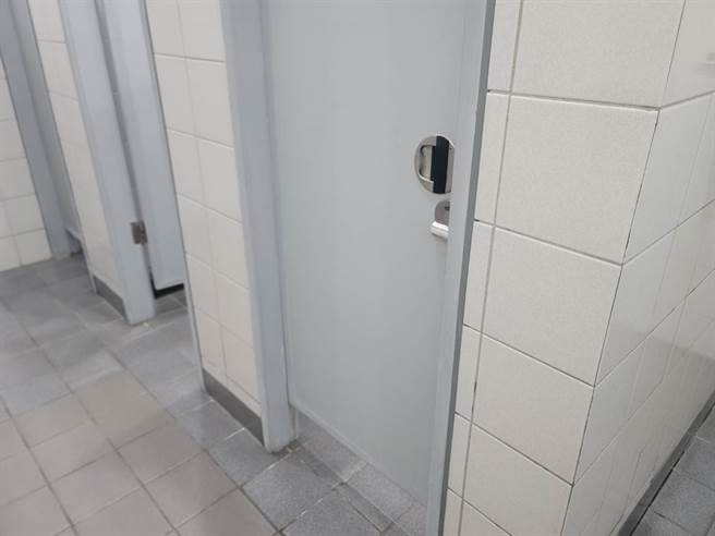 一男一女同關廁所引人遐想，網友掀起討論。(照片/游定剛 拍攝)