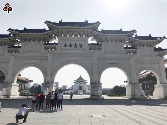 中正纪念堂转型议题延烧已久，但转型规划却迟未出炉，今(9)日独派团体赴立法院举行「拆解蒋介石幽魅铜像，落实台湾转型正义」记者会，一度与警方爆发推挤衝突，也让转型议题再度发酵。（本报资料照片）