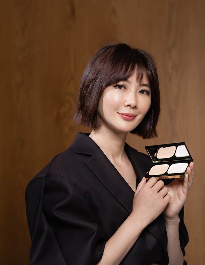 美妆达人游丝棋演绎SUQQU晶采光艷粉饼。（SUQQU提供）