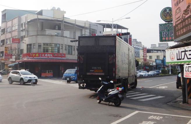 霧峰四德路林森路口，9日上午不幸發生死亡車禍，貨車右轉時疑是視線死角，將騎腳踏車的婦人撞成重傷，送醫後仍傷勢過重，不治身亡。（民眾提供／黃國峰台中傳真）