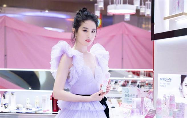 劉亦菲身價不凡，還是保有節儉的美德。（圖／微博@劉亦菲）