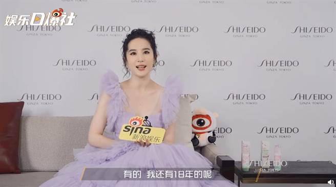 劉亦菲表示自己的椅子坐了18年，捨不得丟。（圖／微博@娛樂日爆社）