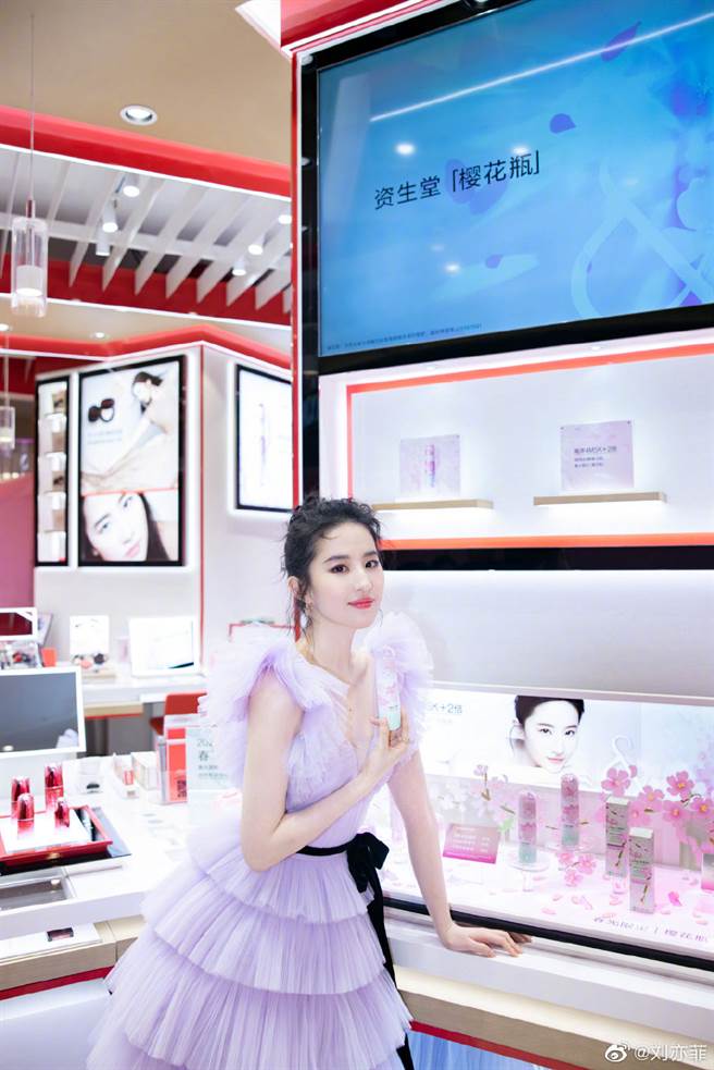 劉亦菲瘦回仙女模樣，美到不可思議。（圖／微博@劉亦菲）