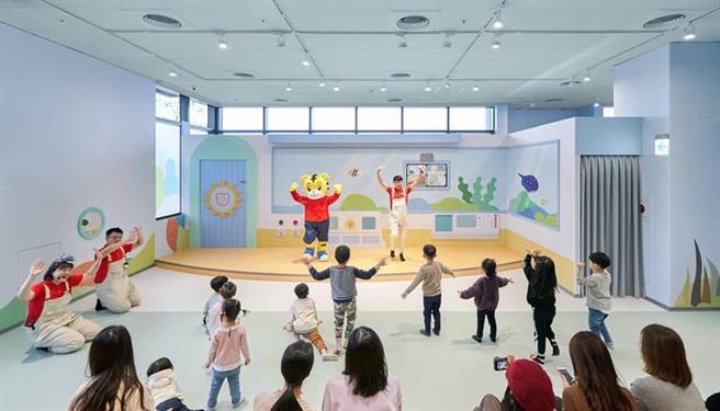 （巧虎夢想樂園內的「海洋世界舞台」裡的「海洋派對秀」劇場活動，三月限定，巧虎帶小朋友們一起去找動物們冒險囉。圖／巧虎夢想樂園提供）
