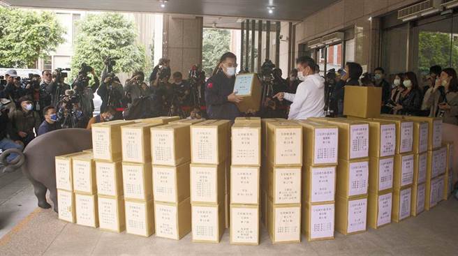 國民黨力推「反萊豬」、「公投綁大選」公投案，黨主席江啟臣（中）等人將連署書送到中選會，並高喊「反萊豬、護食安、828拚公投」等口號。（張鎧乙攝）