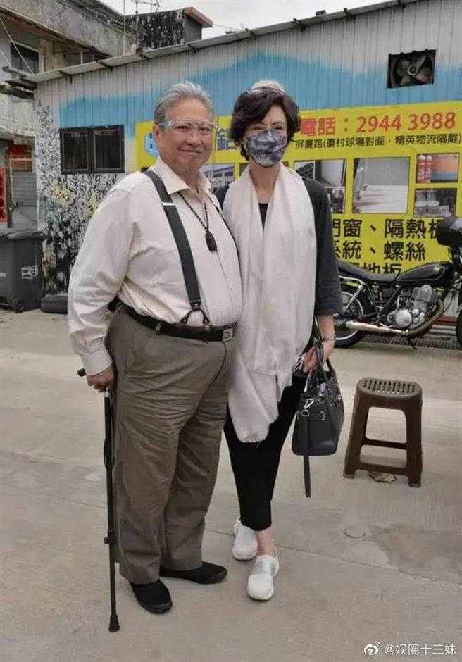 洪金宝与太太高丽虹出席开镜。（翻摄微博）