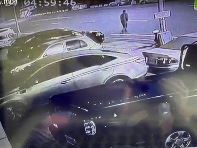 嘉義富商遭擄勒贖3000萬，最後一名女嫌高雄落網，圖為李姓嫌犯取贖畫面。(中時資料庫)