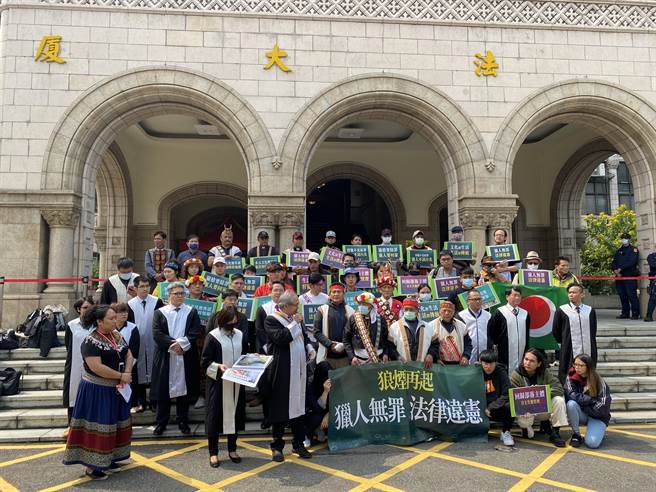 原民及律師在司法院前說明憲法法庭辯論內容。林偉信攝