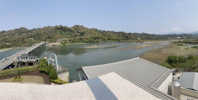 大甲溪下游石冈坝严重缺水，大甲溪床裸露、旱象未解。（台中市政府提供／陈世宗台中传真）