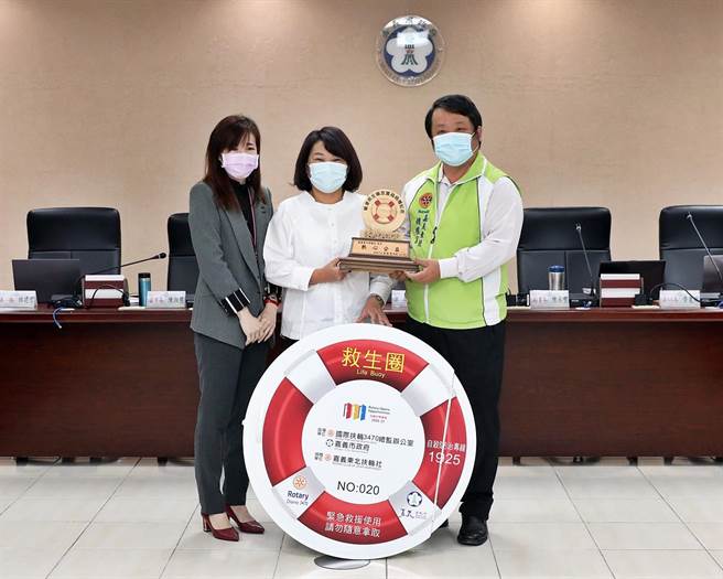 嘉义东北扶轮社捐赠20个救生圈箱，目前已完成设置在兰潭水库周边，嘉义市长黄敏惠今9日特别在市务会议中颁发感谢纪念奖牌给扶轮社代表。（嘉义市政府提供∕吕妍庭嘉义传真）
