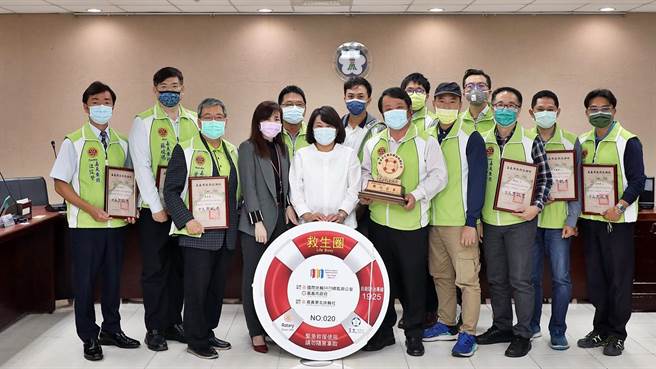 嘉义东北扶轮社捐赠20个救生圈箱，目前已完成设置在兰潭水库周边。（嘉义市政府提供∕吕妍庭嘉义传真）