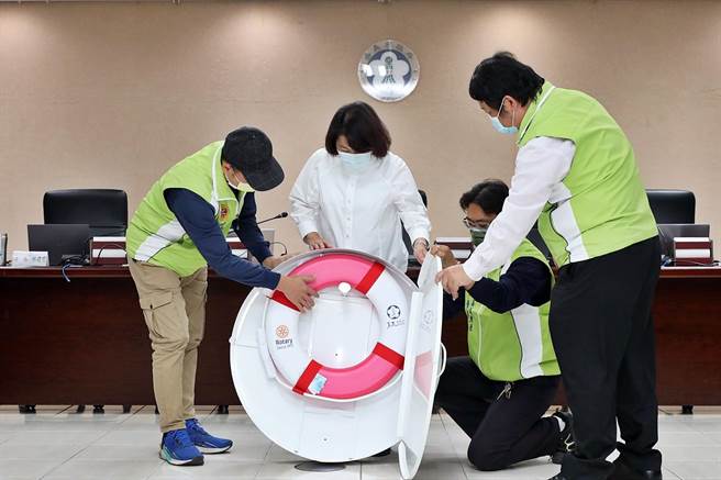 嘉义东北扶轮社更将编号20的救生圈箱带到市务会议，示范如何使用。（嘉义市政府提供∕吕妍庭嘉义传真）