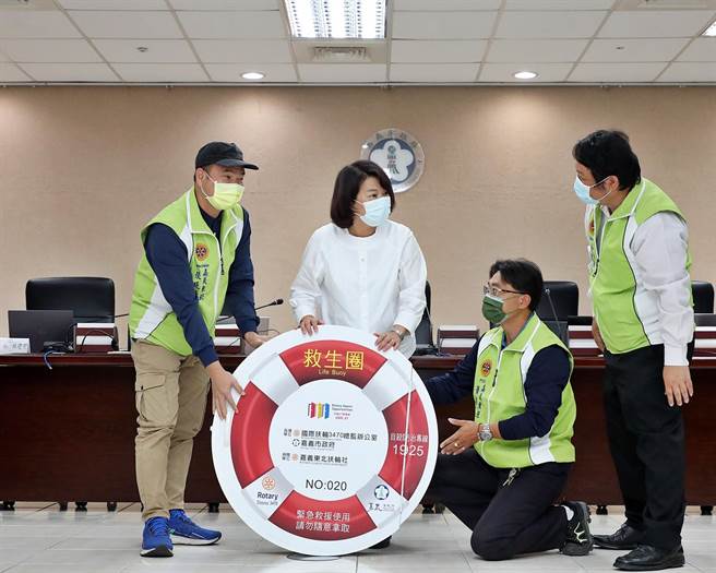 嘉义东北扶轮社更将编号20的救生圈箱带到市务会议，示范如何使用。（嘉义市政府提供∕吕妍庭嘉义传真）