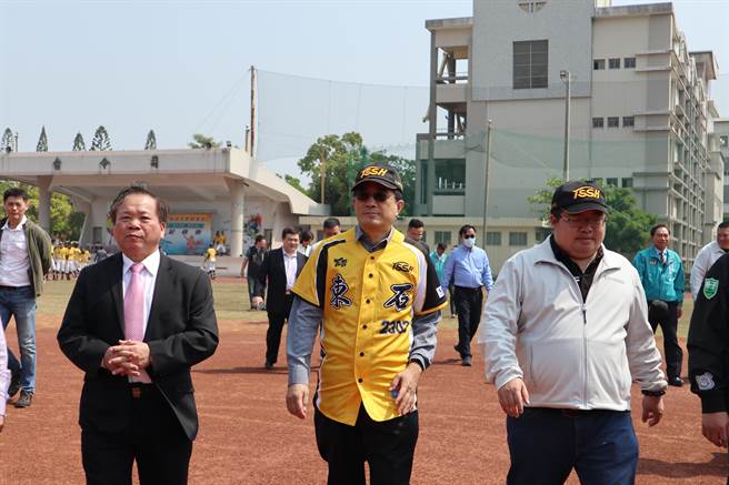 联华电子董事长洪嘉聪（前排中）穿上东石高中致赠的专属球衣，在立委蔡易余（前排右）等人陪同下，看棒球小将练习。（张毓翎摄）