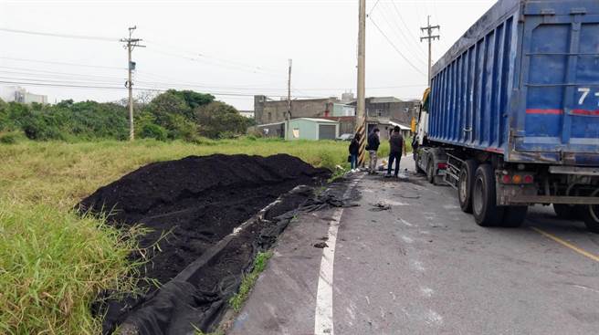黃姓男子駕駛曳引車轉彎不慎導致翻車，車上裝載的煤炭灑落一地。（姜霏翻攝）