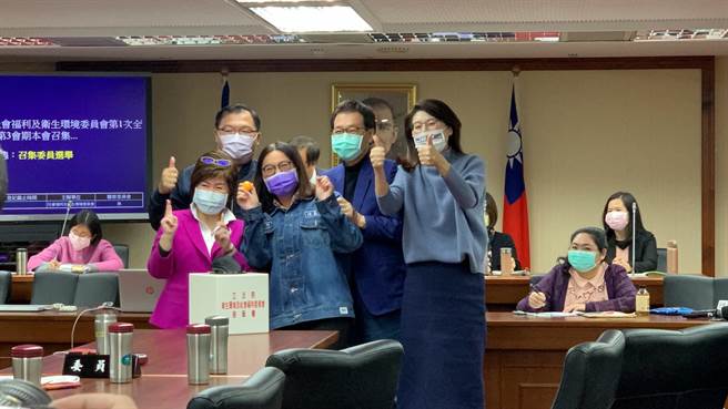 从内政委员会召委转换跑道，当选社福卫环委员会召委的立委陈玉珍（中）表示，未来将督促中央投入更多资源，改善金门医疗环境条件。（陈玉珍国会办公室提供）