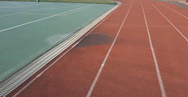 大园区内海国小操场跑道因使用许久，表面PU颗粒早已磨平，甚至有凹凸不平整，雨天时会积水的情形。（姜霏摄）