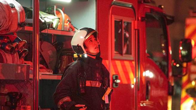 陈庭妮为演出消防员剪去多年长髮、健身增重。（公共电视、myVideo提供）