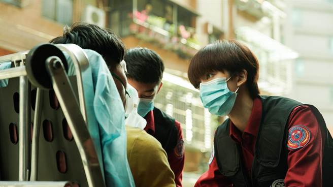 陈庭妮私下考取专业救护执照EMT-1，救护动作专业。（公共电视、myVideo提供）