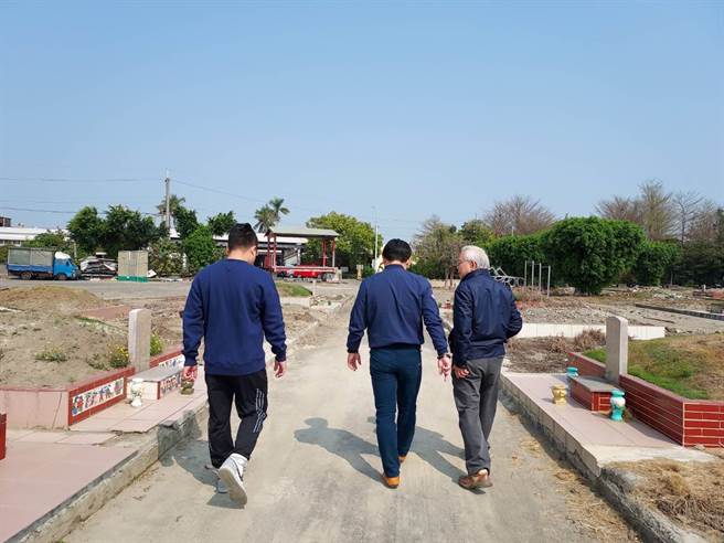 彰化县议员曹嘉豪与五汴社区发展协会理事长到公墓附近会勘绿美化设施，没想到採到满满白骨，吓得他头皮直发麻。（曹嘉豪提供／吴建辉彰化传真）