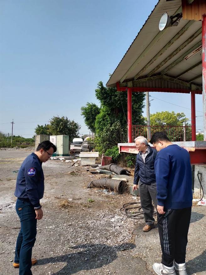 曹嘉豪说，骨头被丢弃在公墓戏台旁。（曹嘉豪提供／吴建辉彰化传真）