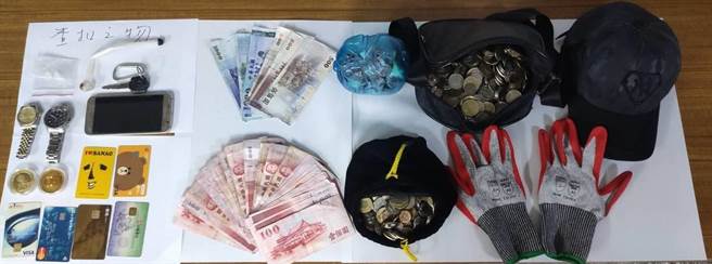 竹南警分局在24小時內立破住宅竊案，逮捕吳姓慣竊，起出失竊贓物。（竹南警分局提供／謝明俊苗栗傳真）