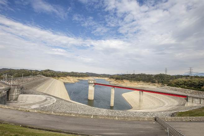 北水局这几天在宝二水库进行人工增雨，9日蓄水量仍维持1成2。（罗浚滨摄）
