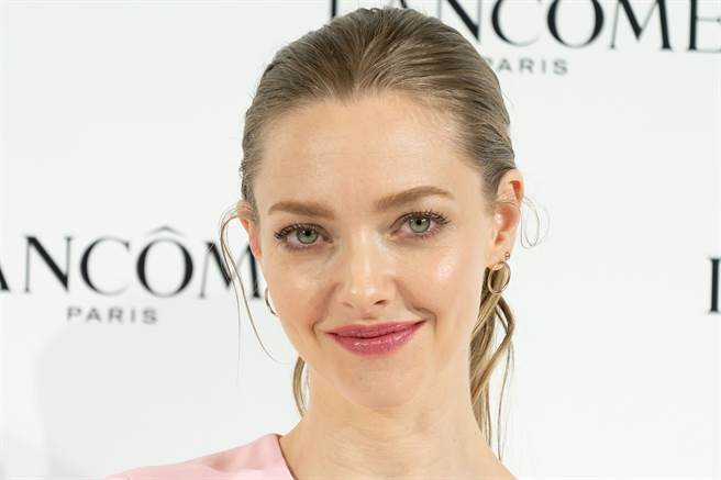 亚曼达塞佛瑞近日出席颁奖典礼时，以火辣的透视装秀出好身材。（图／达志影像）