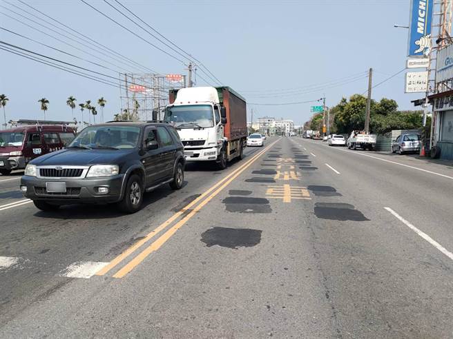 彰化县社头乡县道141中山路，为社头乡重要道路，南来北往民眾都必须经过这里，加上大型砂石车勤跑，大小坑洞不计其数。（吴建辉摄）